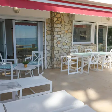 Exception Les Pieds Dans L'eau アパート エズ